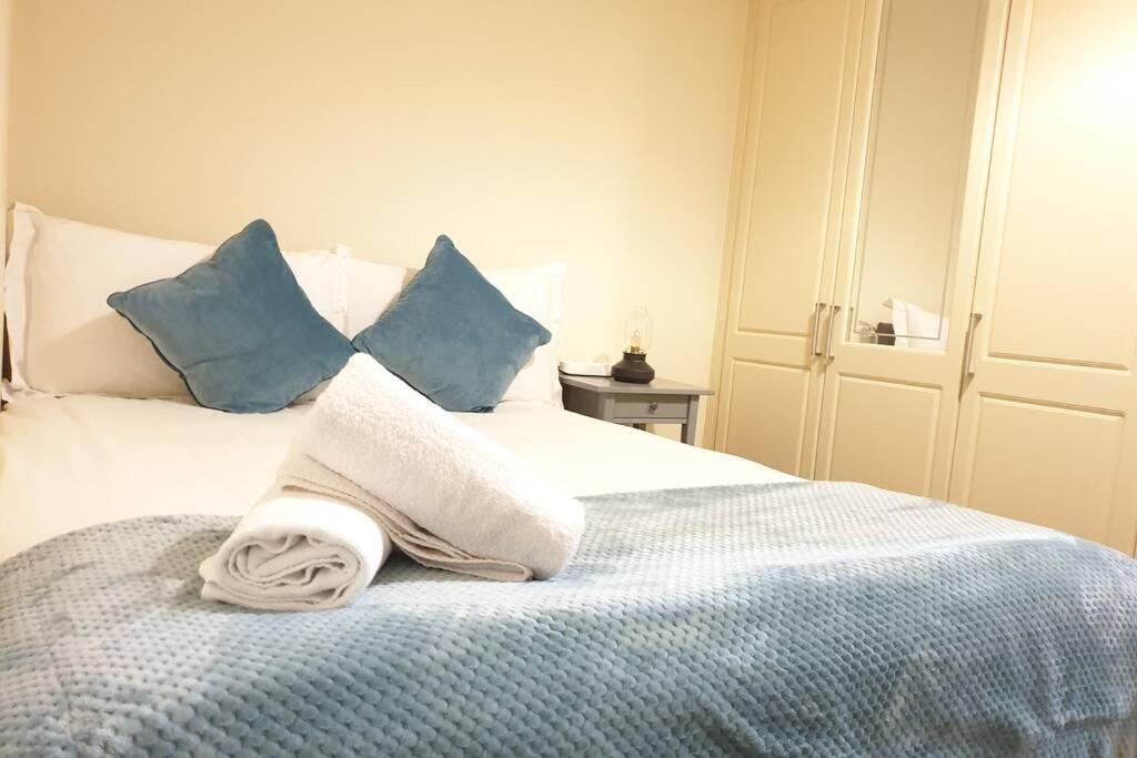 דירות Large 3 Bed, Galway City Centre מראה חיצוני תמונה